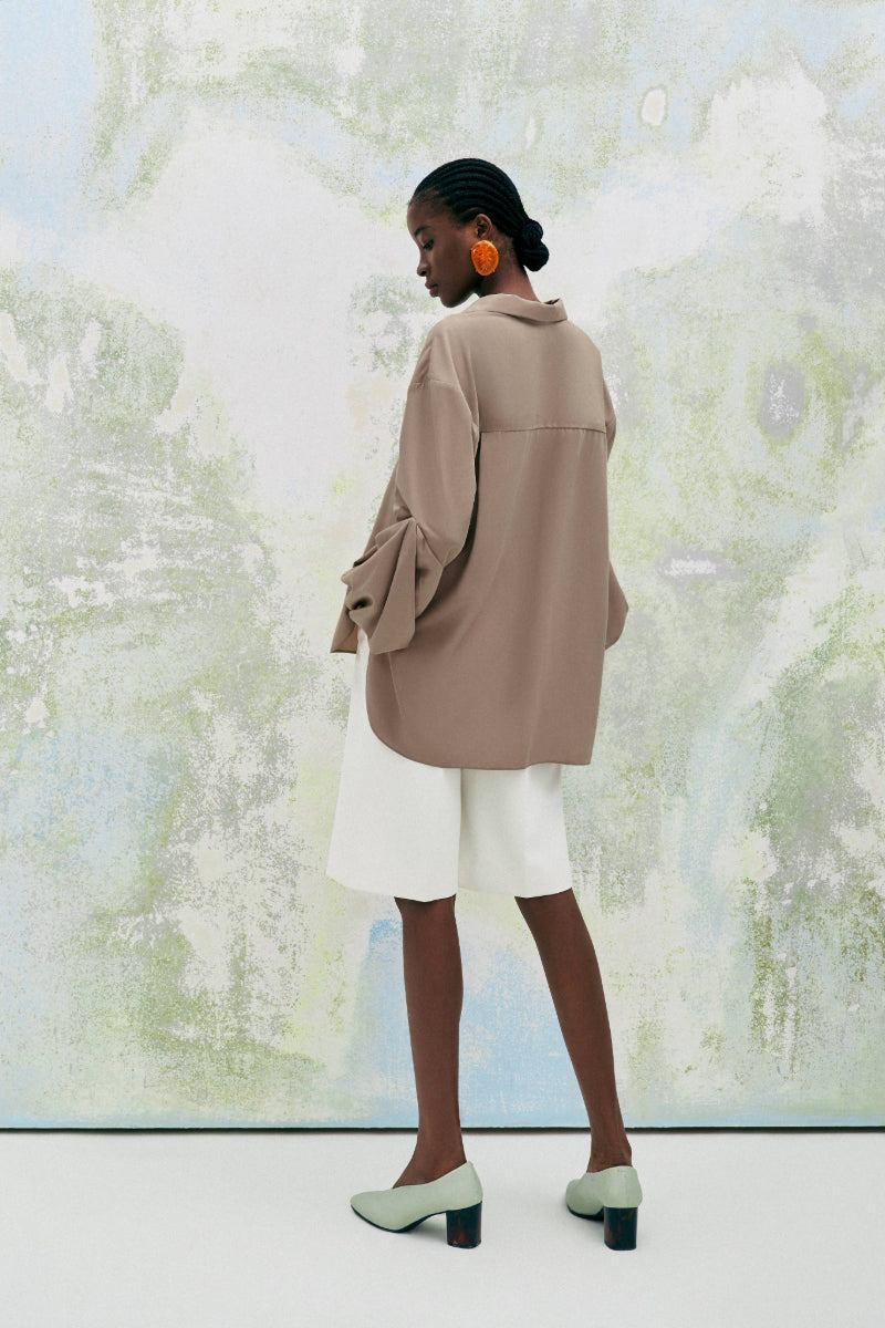 Beige chamomile straight-collared poplin high-low shirt by Lecia, featuring a classic collar and stylish design.