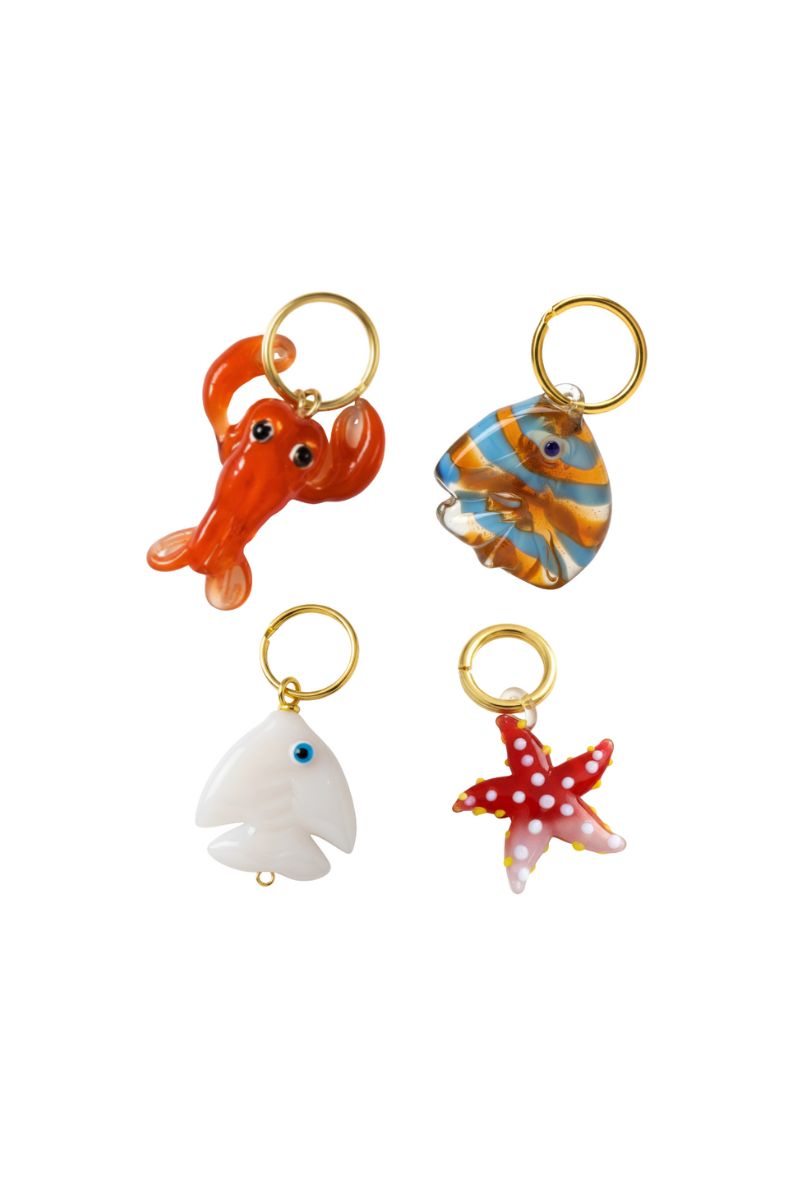 أربع تعليقات زجاجية للقلادة