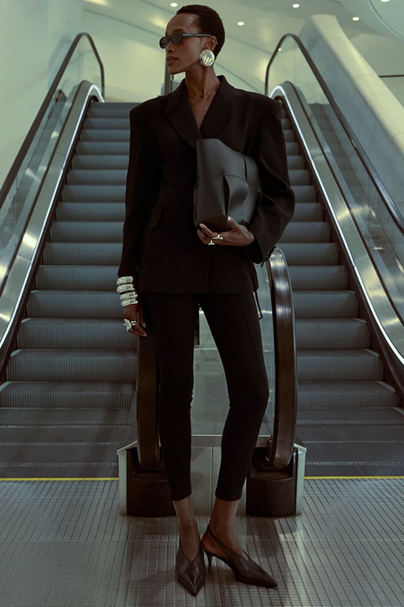 Khanum's KALLISTE black leggings, slim-fit pants made of stretchy fabric, shown on a model with a plain background.