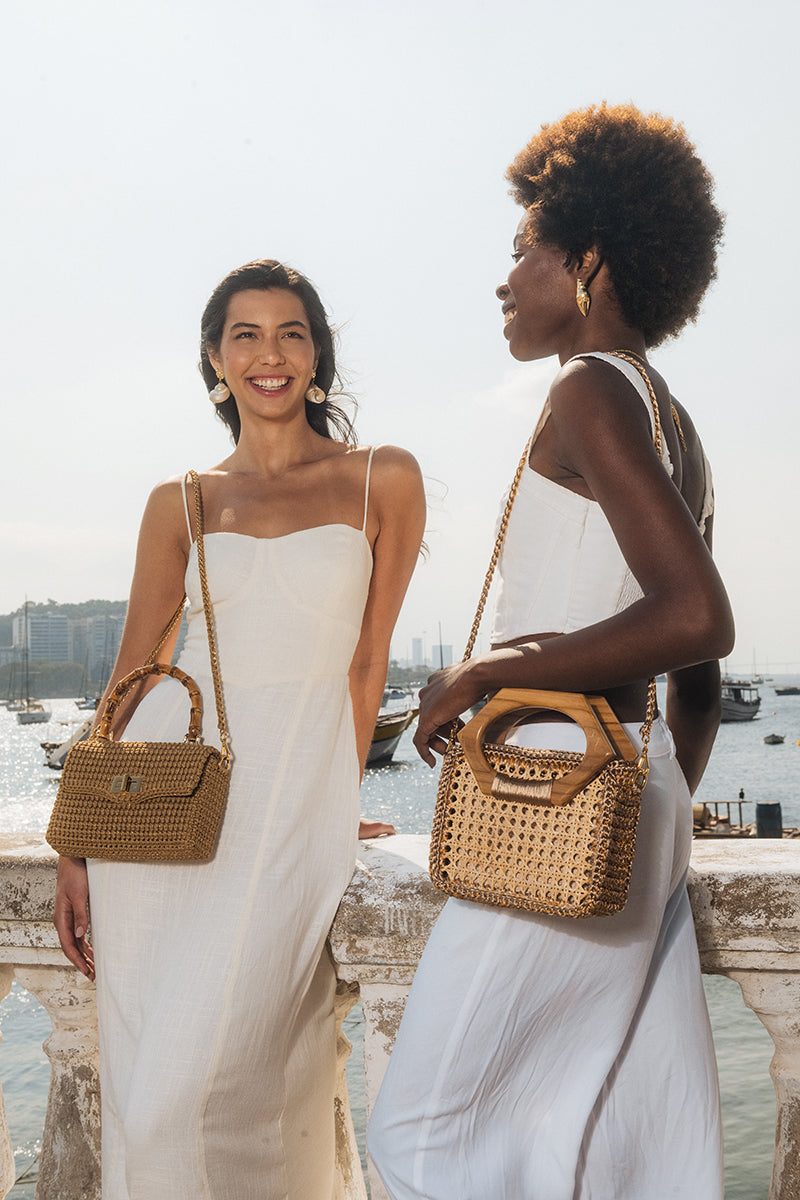 Mara Brazil MURIA top handle bag with sleek design, featuring a structured silhouette and elegant leather finish.