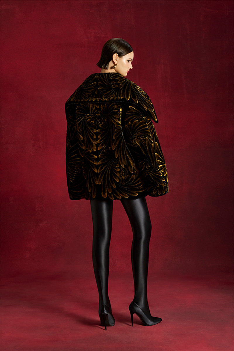 Le Thanh Hoa Aoni gold-quilted jacket with a padded design, featuring a stylish collar and zipper closure.