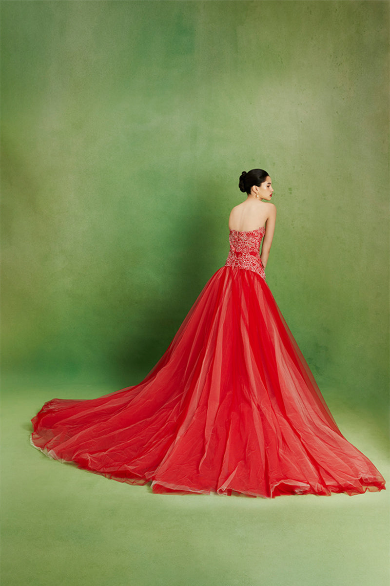 Elegant imperial peony gown by Le Thanh Hoa, featuring floral embroidery and flowing fabric, displayed on a mannequin.