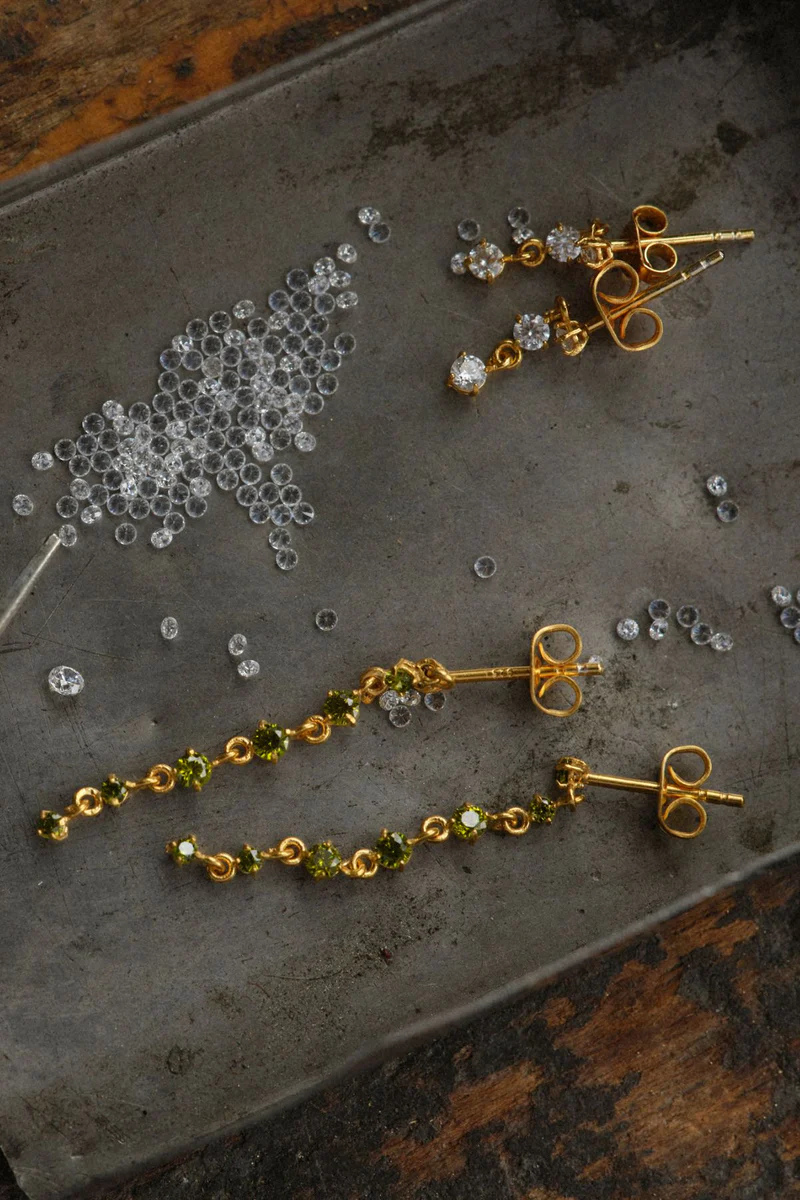 Peracas Soho earrings in olive green with a modern, stylish design, featuring a sleek and lightweight metal construction.