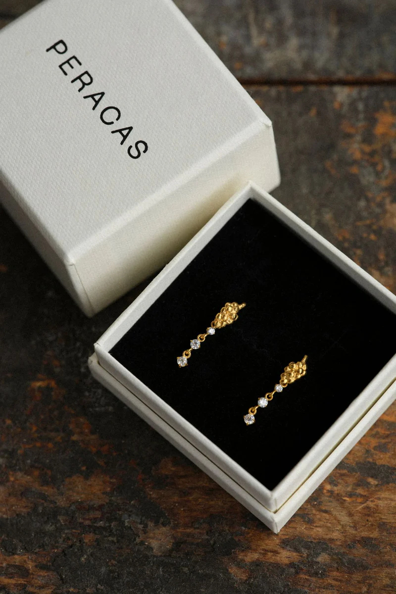 Peracas Soho Grappa earrings in white, stylish drop earrings with a modern design, featuring sleek white finishes and intricate details.