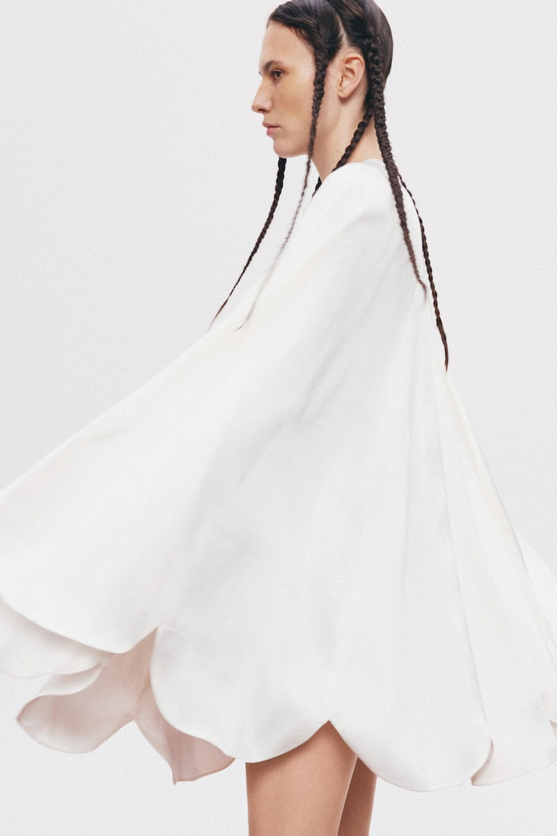 White PODYH GUL coat with cape design, featuring a stylish coat in a clean, elegant style for winter wear.