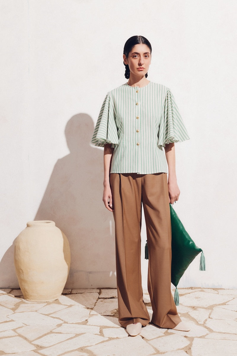 PODYH NAR blouse in green and white, stylish shirt with a relaxed fit, displayed on a hanger.