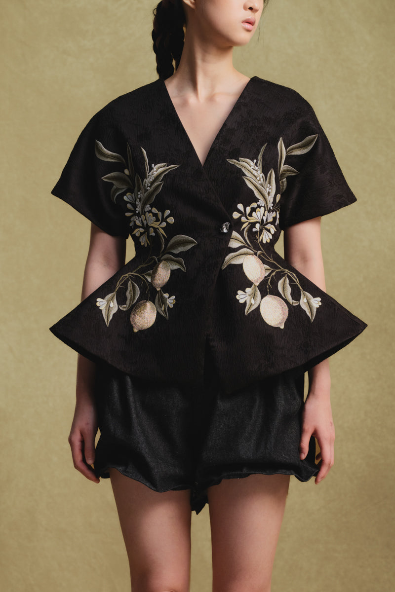 SIGNATURE KIMONO IN BLACK EMBROIDERY | CULT MIA | Sean Sheila SIGNATURE KIMONO IN BLACK EMBROIDERY | CULT MIA | Sean Sheila