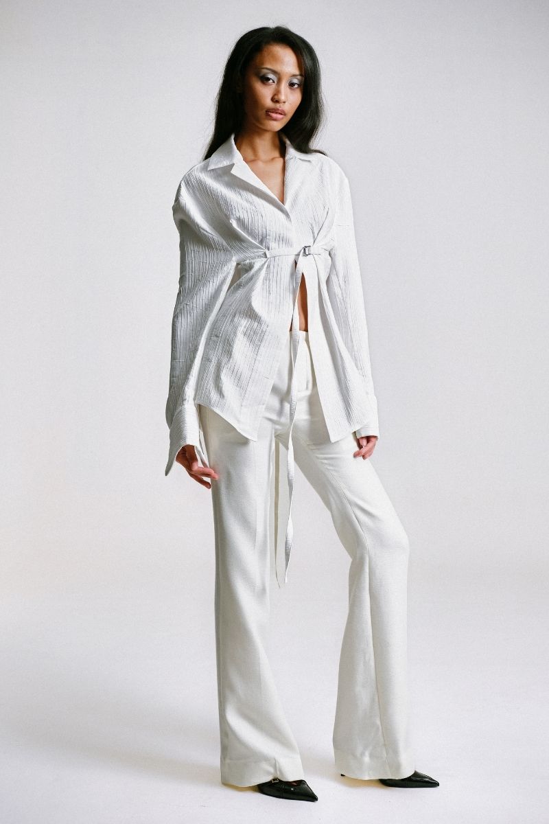 Sean Sheila tailored shirt with belt opening, featuring a sleek design and side view of the shirt on a model.