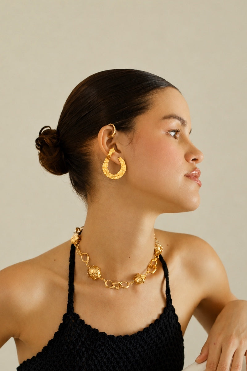 Sara & Flora TROZO DE SOL hoops earrings with gold-tone sun-shaped design, stylish and lightweight for everyday wear.