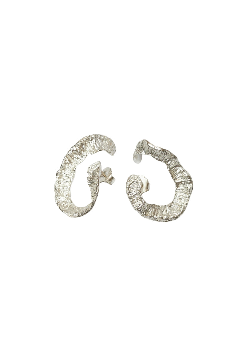 Sara & Flora TROZO DE LUNA hoops earrings featuring crescent moon design on silver-tone metal.