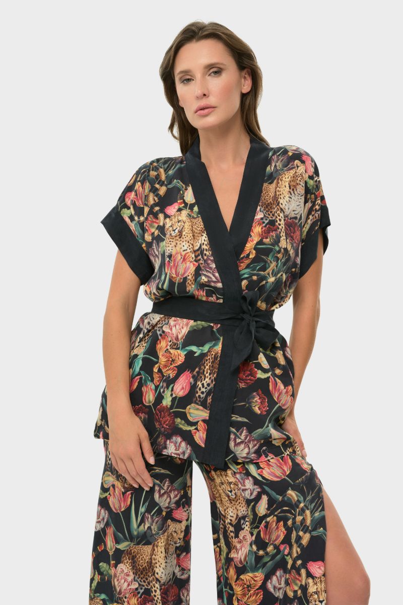 SHORT SLEEVE WRAP TOP IN PRESLEY - CULT MIA