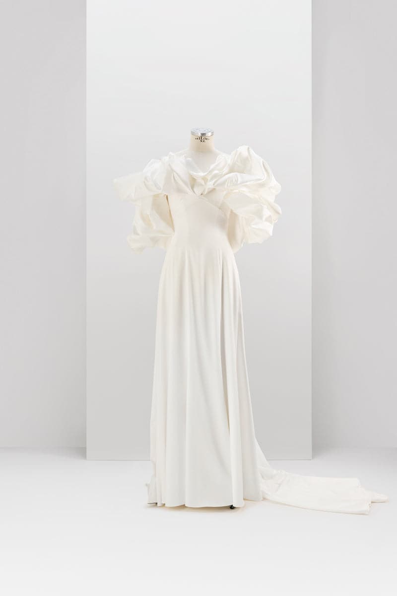 MINIMALISTIC SIMPLE GOWN WITH REMOVABLE MERINGUE FLOUNCES TRAIN - CULT MIA