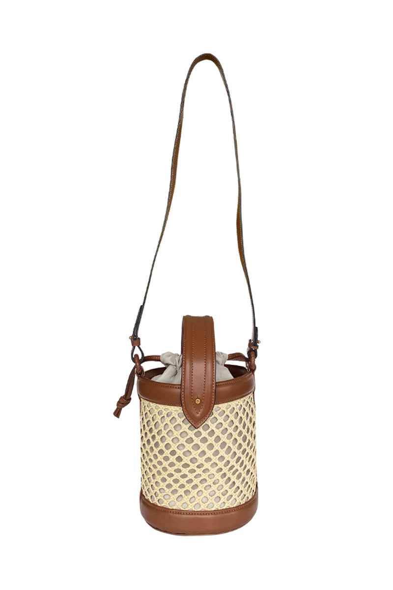 ISIDORA MALVA Sandoná bucket shoulder bag in tan leather with stylish design and spacious interior.