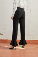 Black Eugenia pants by Señorita, stylish tailored pants with a sleek fit, shown in a modern fashion photo.