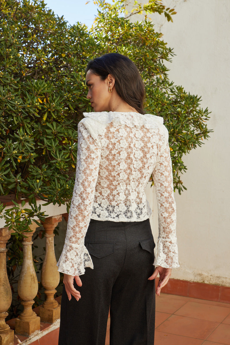 White Señorita Lucia blouse, stylish women's shirt with a relaxed fit, featuring a classic collar and button-down front.