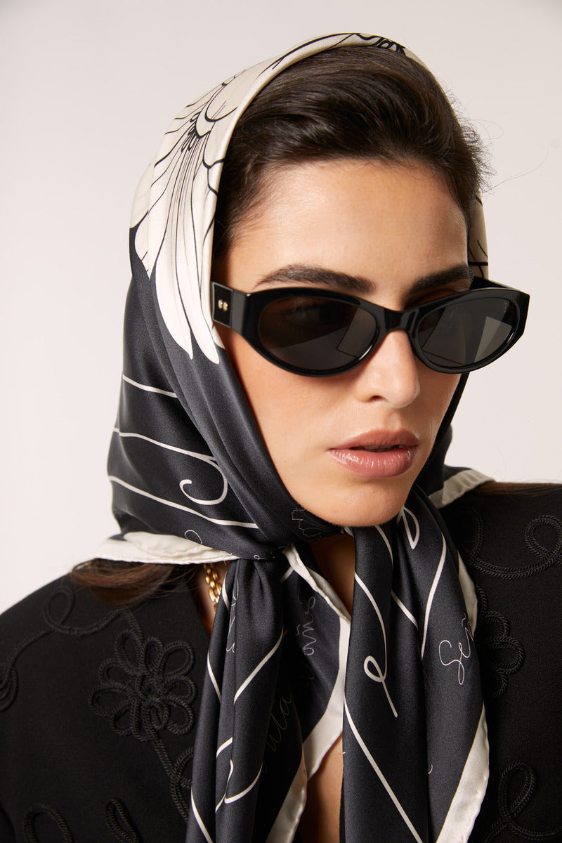 Black Señorita Luisa scarf made of soft fabric, featuring elegant drape and classic design, perfect for stylish accessories.