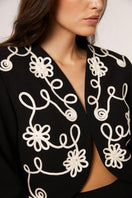 Señorita Maria blazer in black and white, stylish tailored blazer with a classic fit and sharp lapels, displayed on a hanger.