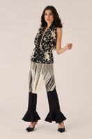 Black Señorita ROCIO top, stylish short-sleeve blouse with a modern fit, displayed on a neutral background.