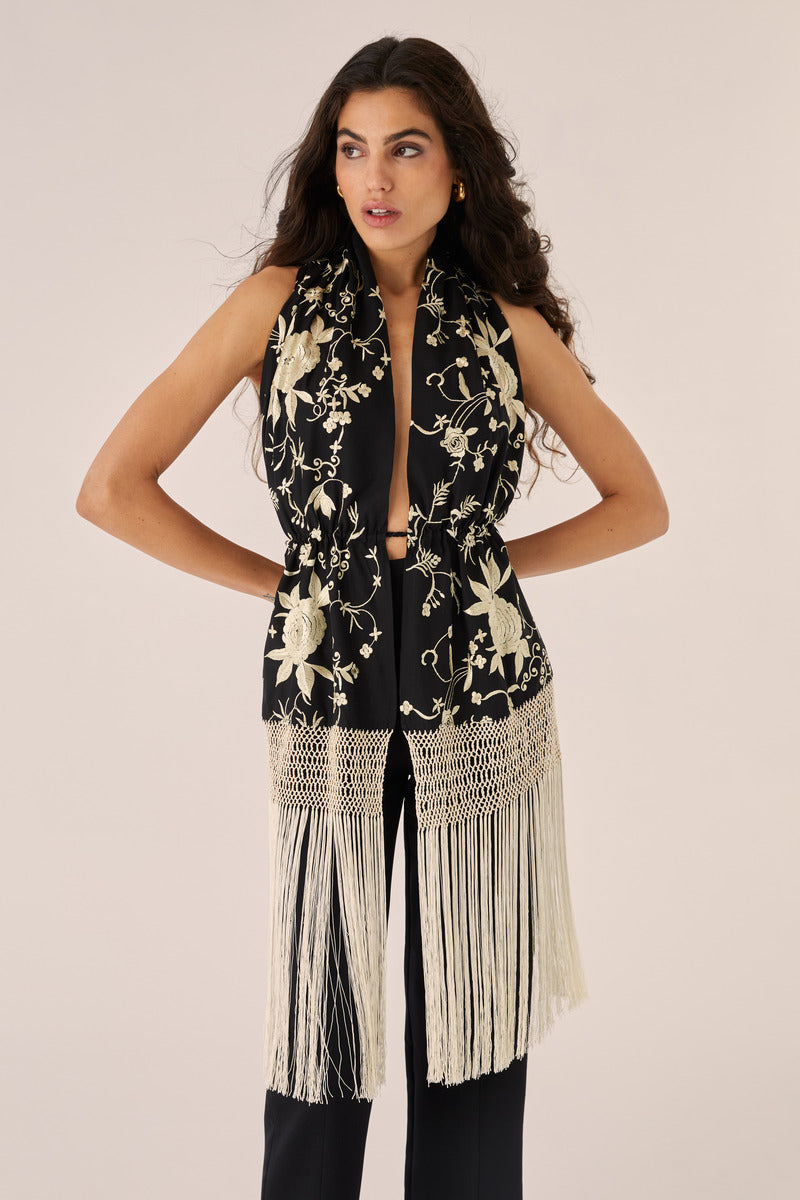 Señorita ROCIO black top, stylish short-sleeve blouse with a fitted silhouette, perfect for casual or dressy occasions.