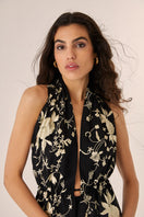 Señorita ROCIO black top, stylish sleeveless blouse with a flowy fit, showcased on a model against a neutral background.