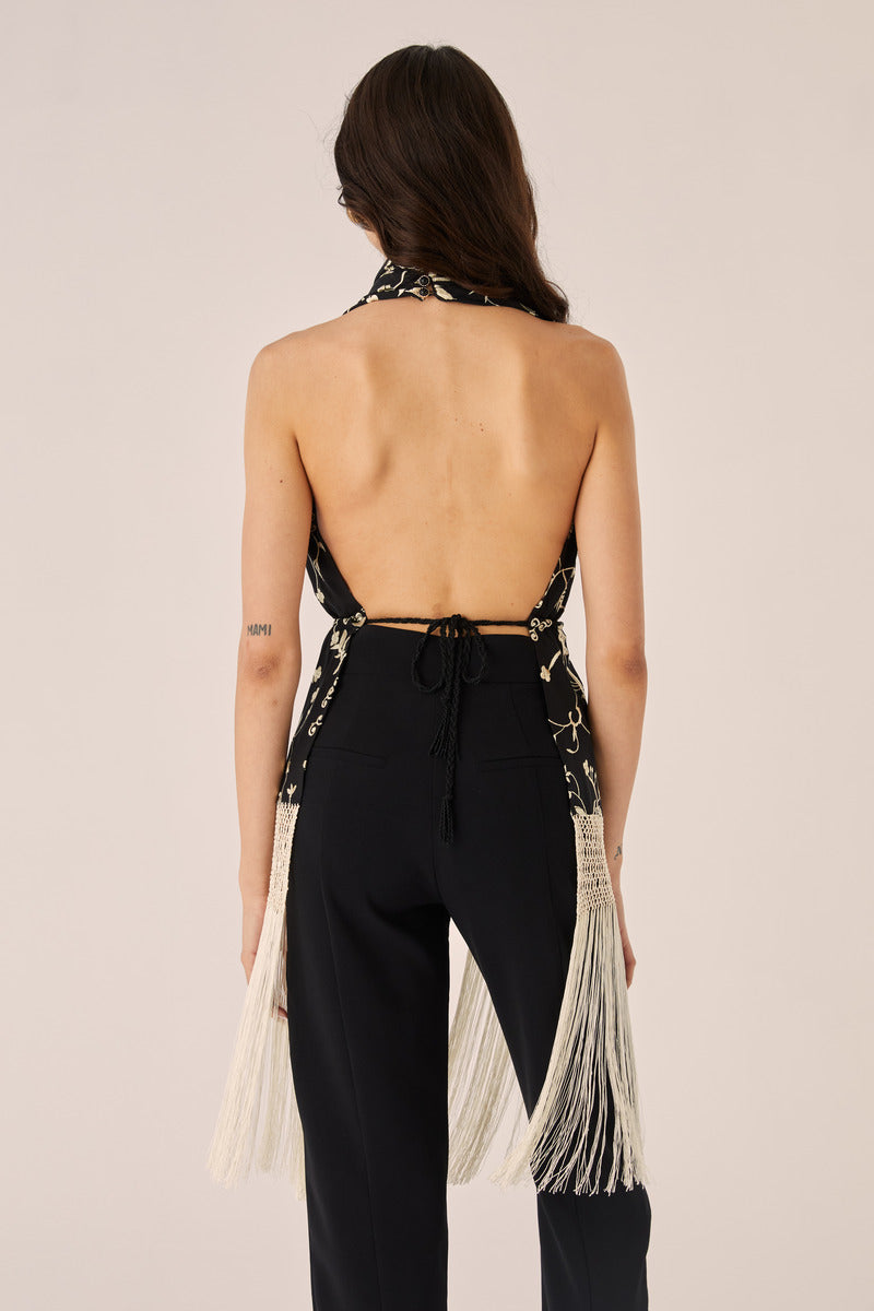 Señorita ROCIO black top with a stylish, fitted design, shown on a model featuring long sleeves and a modern silhouette.