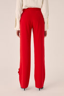 Señorita Teresa red pants with a tailored fit, featuring a high waist and stylish design, shown on a model.
