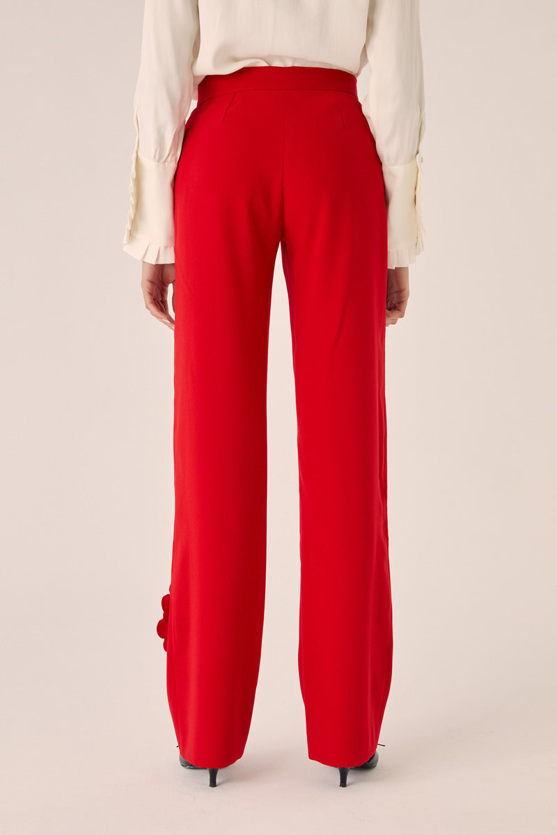 Señorita Teresa red pants with a tailored fit, featuring a high waist and stylish design, shown on a model.
