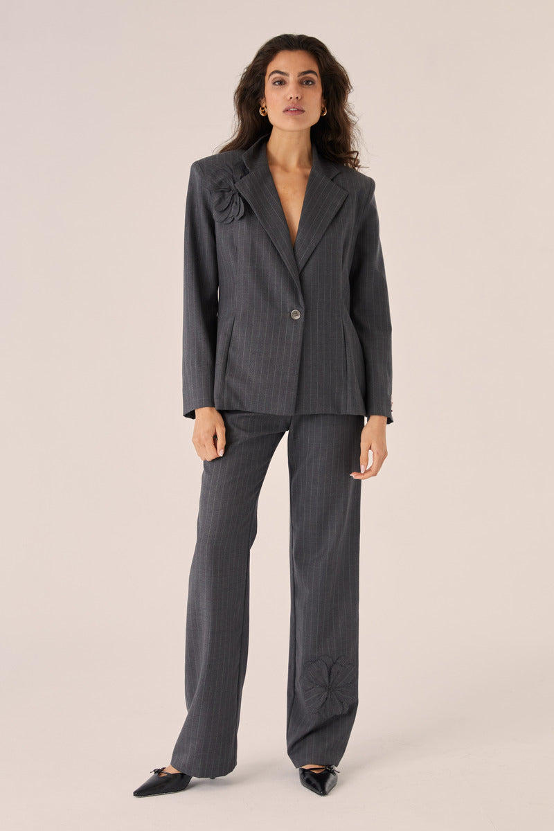 Señorita Adriana gray blazer, stylish tailored jacket with a sleek fit, displayed on a hanger against a neutral background.
