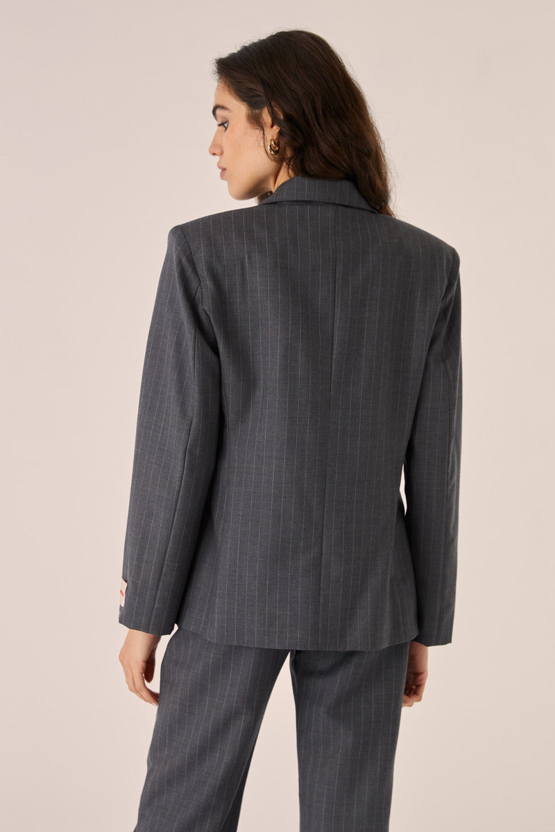 Señorita Adriana gray blazer, stylish tailored jacket with lapels, displayed on a hanger against a neutral background.
