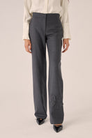 Señorita Adriana gray pants with a relaxed fit, featuring a high waist and stylish pocket details, perfect for casual wear.
