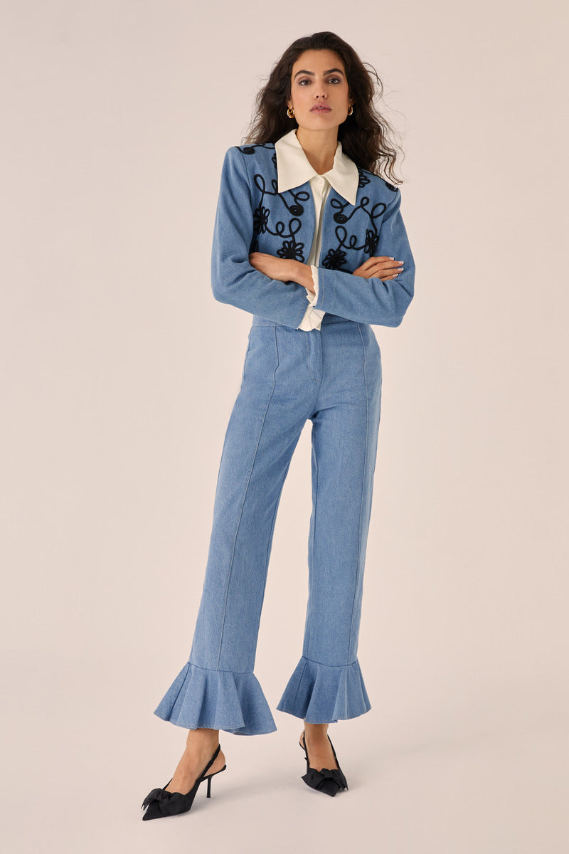 Blue Señorita Juana blazer with tailored fit and lapel collar, styled on a hanger. Elegant women's blazer for versatile fashion.
