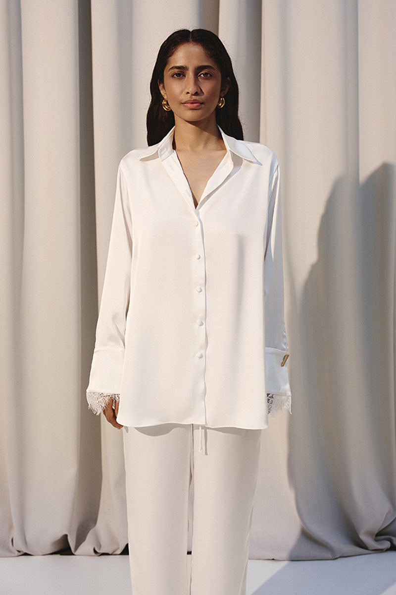 Ivory silky Kris Marán lounge shirt with delicate lace details, featuring a relaxed fit and elegant design.