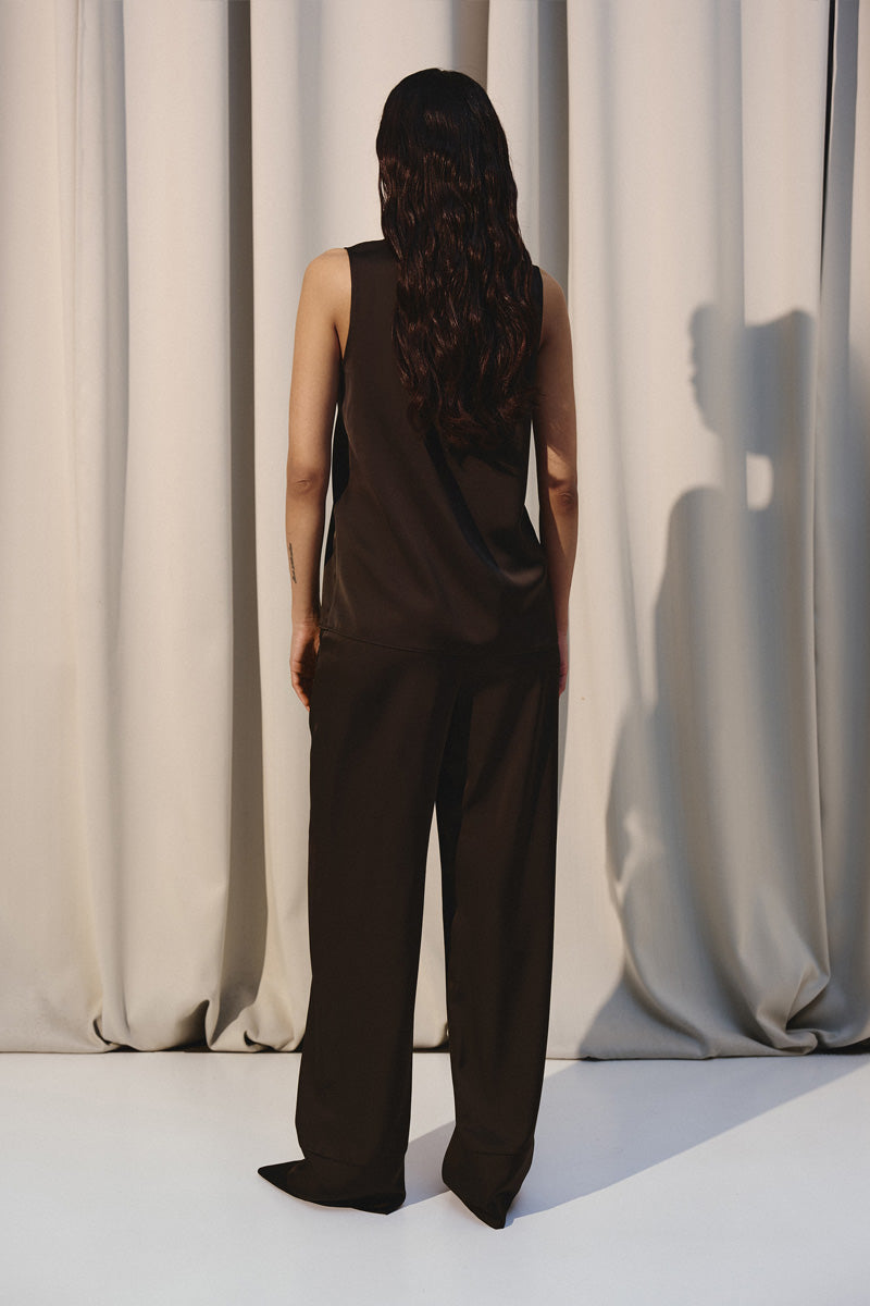 Kris Marán silky lounge top with lace details in brown, soft fabric, relaxed fit, perfect for casual and lounge wear.