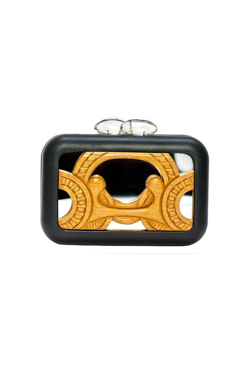 Black Sy&Vie Simetrís Curves mirror clutch with sleek design and curved shape, perfect for stylish evening accessories.