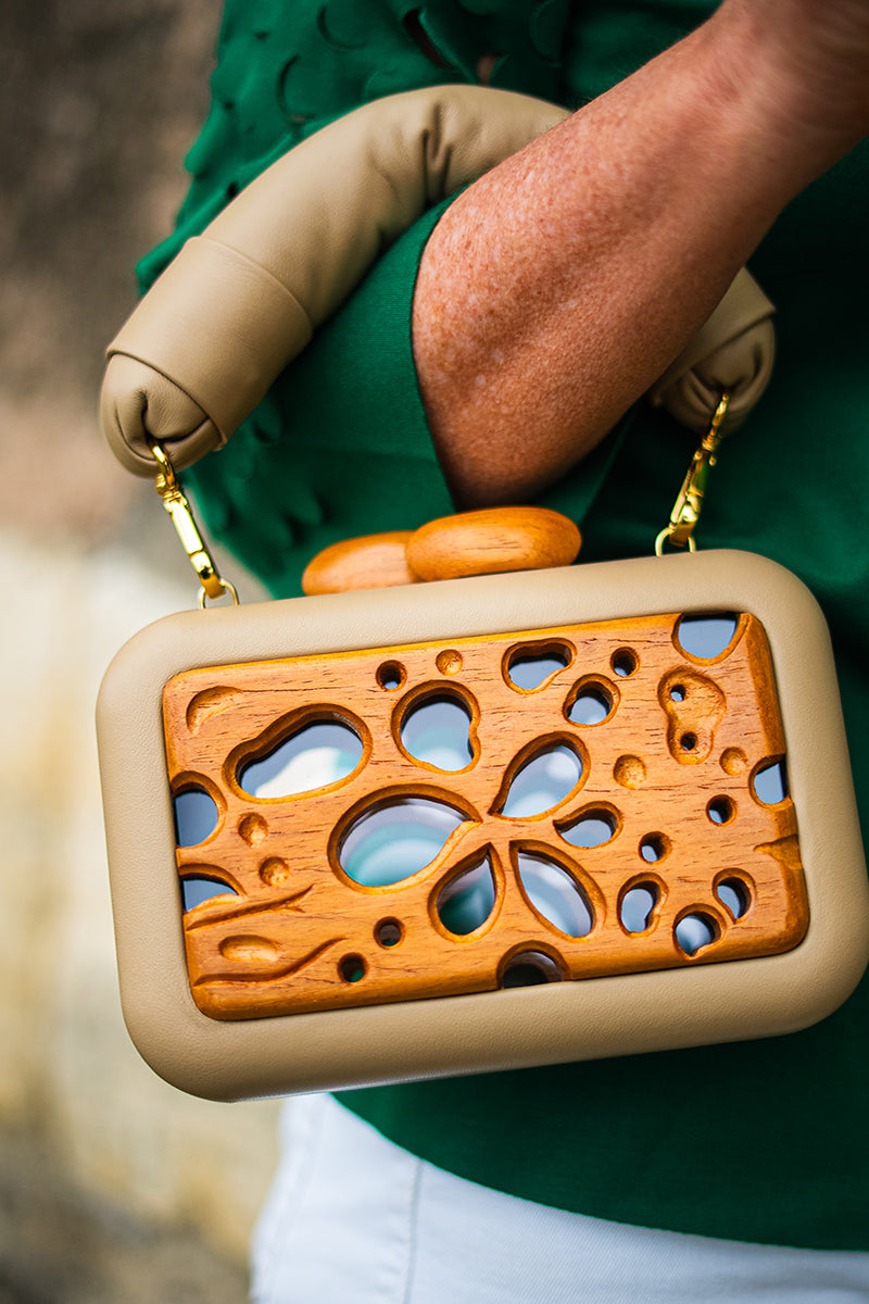 Beige acrylic clutch with a honeycomb pattern from Sy&Vie, featuring a sleek, modern design perfect for stylish accessories.