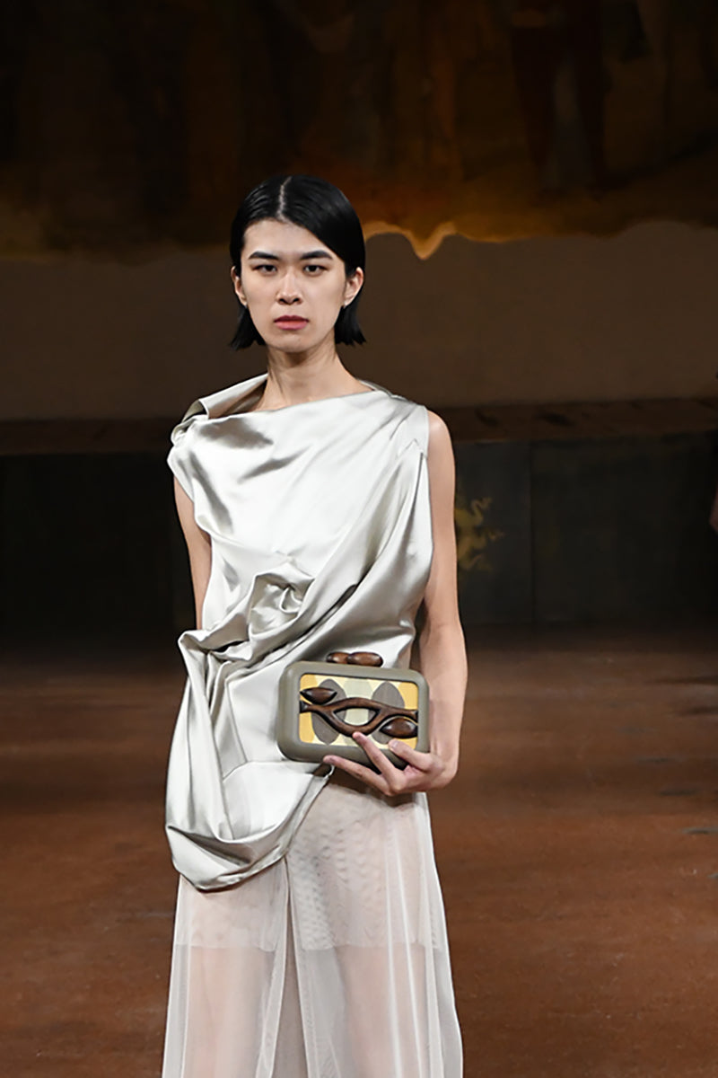 Sy&Vie Simetrís Isometra olive clutch with geometric design and zipper closure, stylish accessory for evening or casual wear.