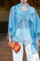 Red Sy&Vie Simetrís Isometra clutch with sleek geometric design, perfect for elegant evening or casual occasions.