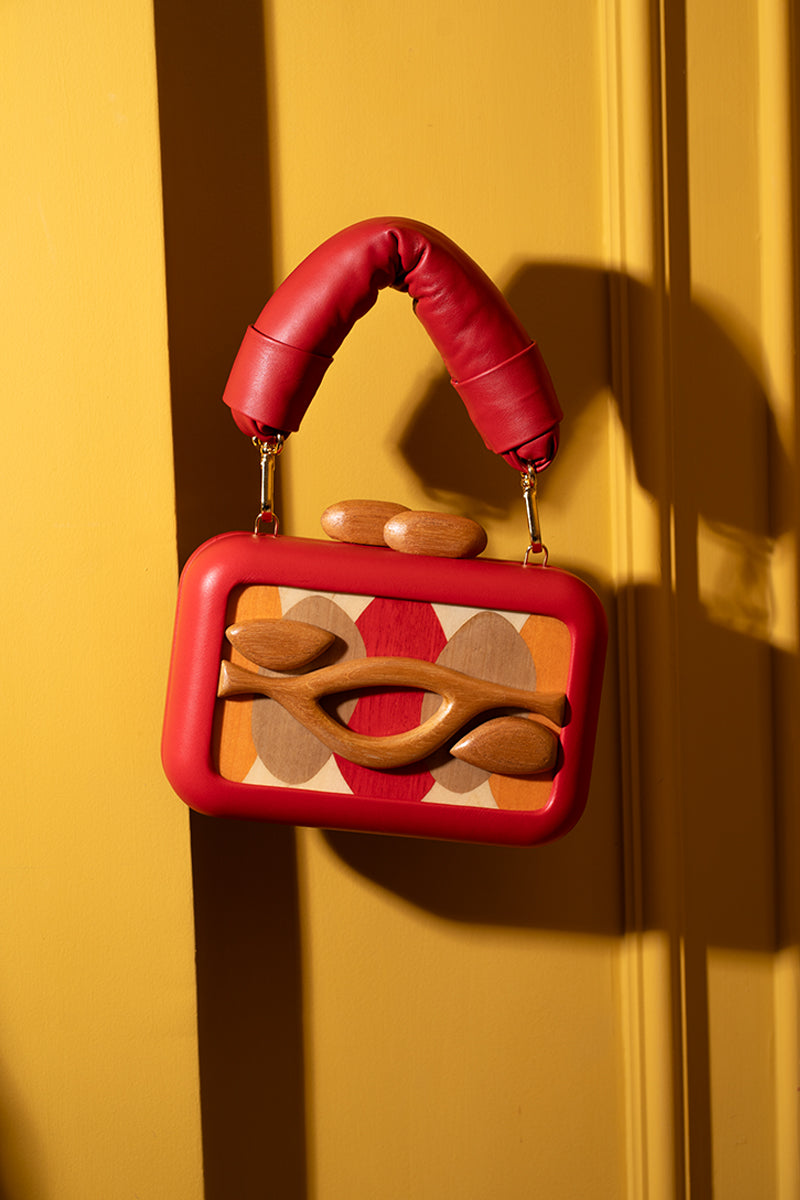 Red Sy&Vie Simetrís Isometra clutch with geometric design, featuring a sleek, structured style and compact size.
