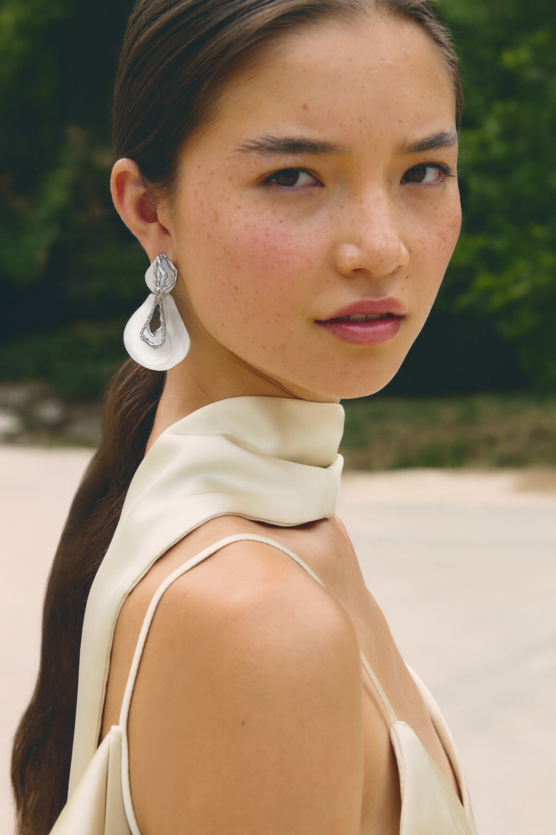 SOLARA EARRINGS IN WHITE