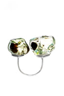 Salvarea Soplo double ring in green, featuring a modern design with intertwined bands, worn on a finger.