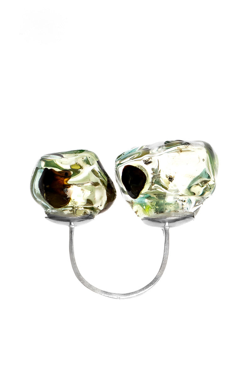 Salvarea Soplo double ring in green, featuring a modern design with intertwined bands, worn on a finger.