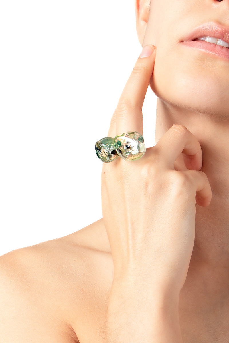 Salvárea Soplo Double Ring in vibrant green, featuring two interconnected bands with a sleek, modern design.