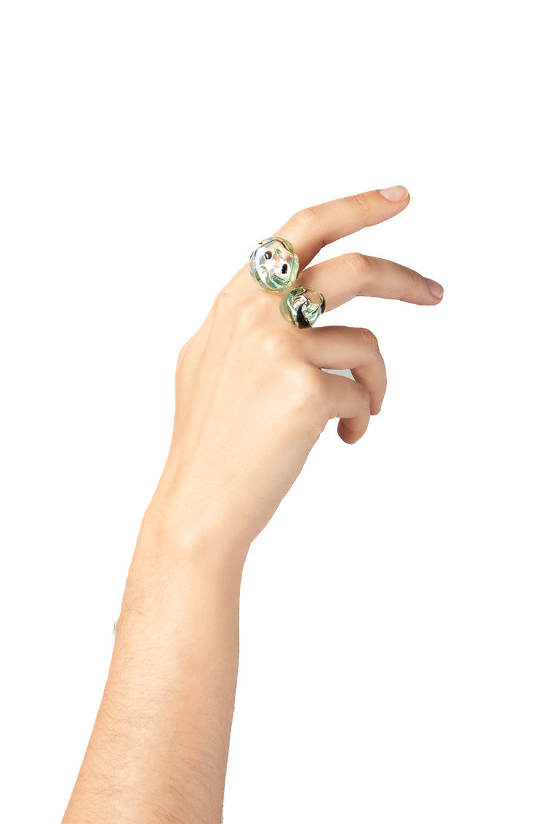 Salvárea Soplo double ring in vibrant green, featuring a modern design with smooth, polished finish on a white background.