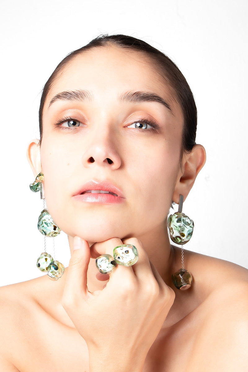 Salvára SOPLO double ring in green, featuring a modern design with smooth, polished surface, worn on fingers for stylish appeal.