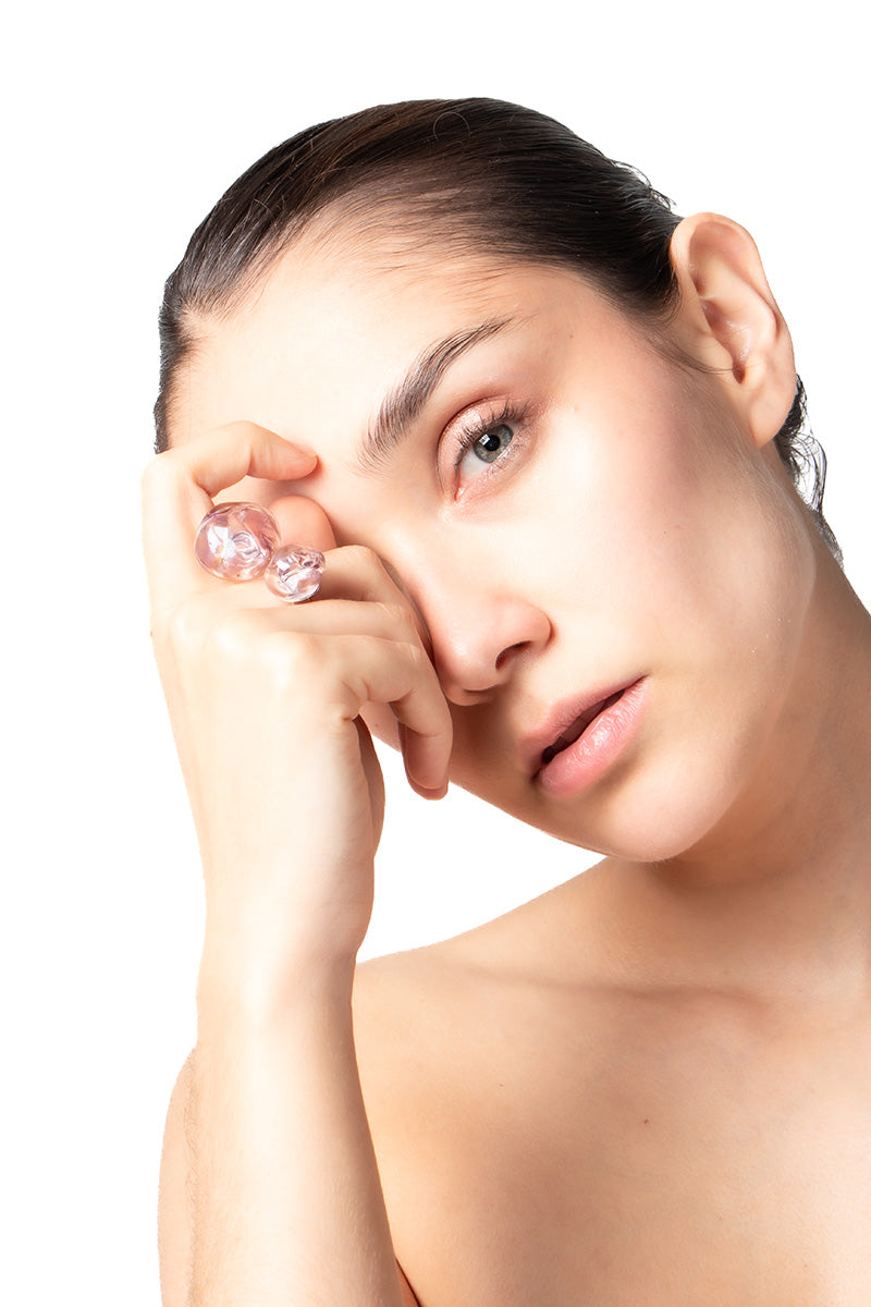 Salvárea Soplo double ring in mauve with layered design, showcasing smooth curves and a contemporary style.