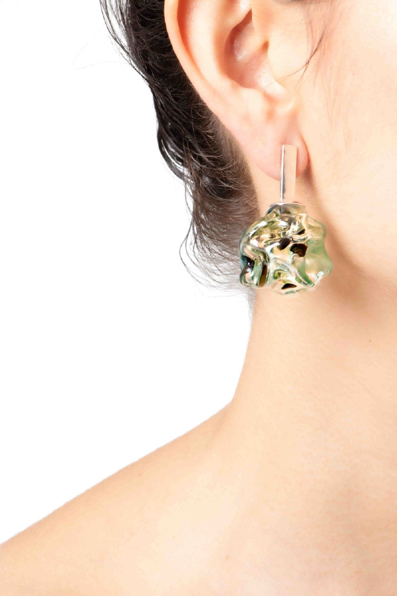 Salvára SOPLO M earrings in green featuring sleek, modern design, displayed on a neutral background.
