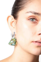 Salvárea Soplo M earrings in green, stylish dangle earrings with a modern design, displayed on a white background.