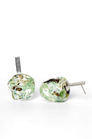 Salvára SOPLO M earrings in vibrant green, stylish dangle earrings with intricate design, perfect for a modern jewelry look.