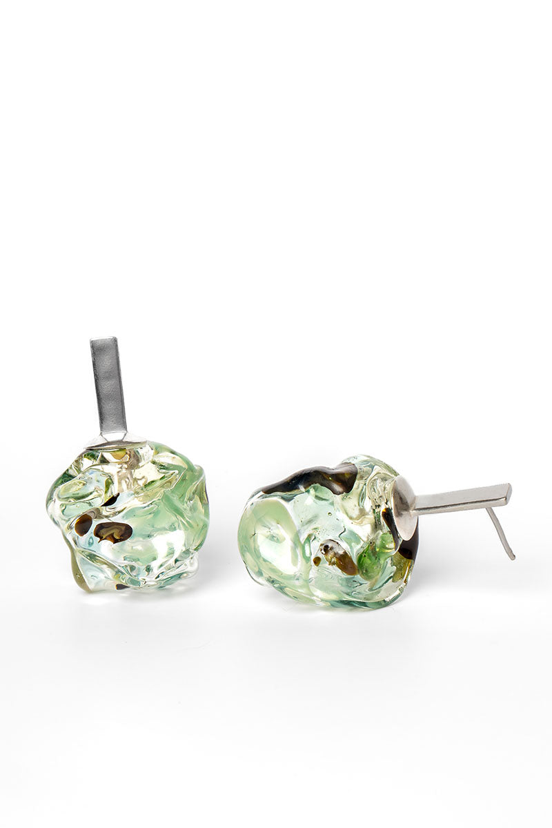 Salvára SOPLO M earrings in vibrant green, stylish dangle earrings with intricate design, perfect for a modern jewelry look.