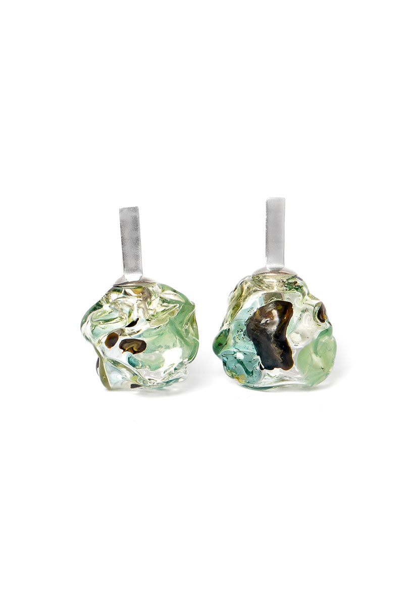 Salvárea Soplo M green earrings featuring intricate design and vibrant color, perfect for stylish accessories.